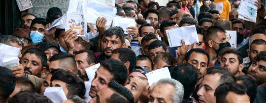 عمال غزة يصطفون للتسجيل للعمل في الداخل المحتل