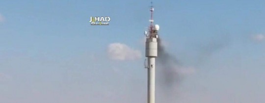 اشتعلت النيران في البرج بعد سقوط الإطار المشتعل عليه بواسطة طائرة ورقية 