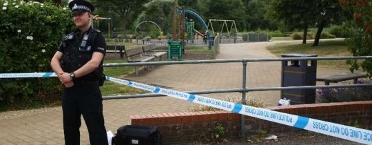 شرطي قرب مستشفى مدينة سالزبوري (أ ف ب)