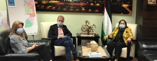 الخريطة المشوهة تظهر في خلفية يسار الصورة