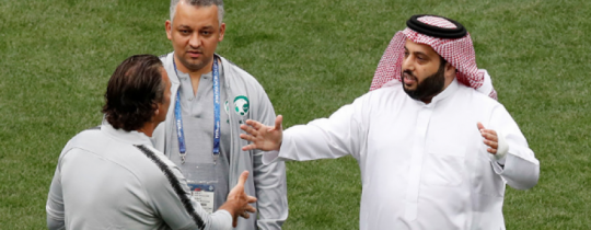 تركي آل الشيخ (يمين الصورة) - ارشيف