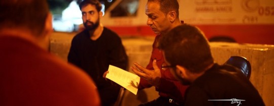 الكاتب هاني السالمي يتوسط جمعًا من الحضور في حفل توقيع روايته "المسيحي الأخير"- غزة - الأحد 8 سبتمبر 2019