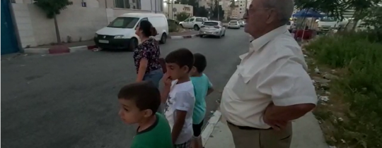 هند شريدة أمام مركز شرطة رام الله