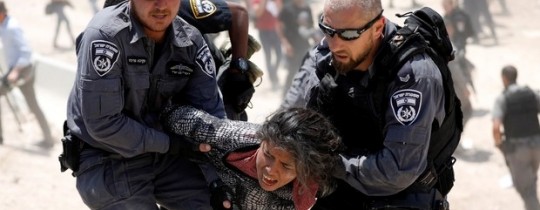 جنود يعتقلون فتاة فلسطينية في الخان الأحمر