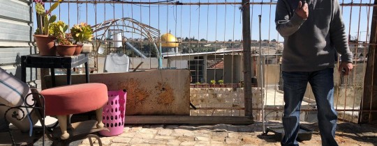أسرة أبو عصب الفلسطينية من منزلها في مدينة القدس المحتلة.