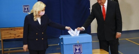 نتنياهو وزوجته يدليان باصواتهما في الانتخابات