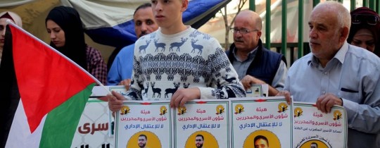 وقفة في الخليل دعمًا للأسرى المضربين 