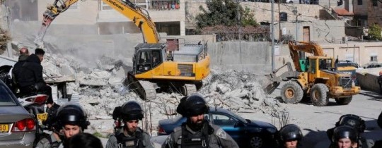 هدم منزل وسور وقاعدة وأساسات بناء في منطقة راس كبسة في سلوان