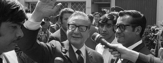  سلفادور أليندي يلوح بالمهنئين أمام منزله في 24 أكتوبر 1970 ، بعد وقت قصير من التصديق عليه ليصبح رئيسًا لتشيلي