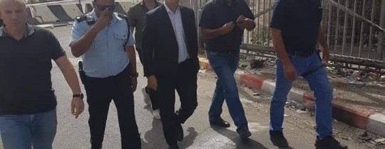 رئيس البلدية الصهيونية نير بركات اقتحم المخيم للإشراف على عمل طواقم البلدية