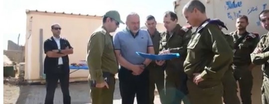 ليبرمان على معبر القنيطرة في الجانب المحتل من الجولان