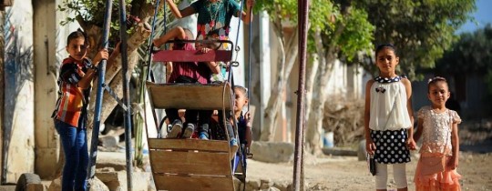 أطفال يلهون على أرجوحة العيد- غزة - صورة أرشيفية