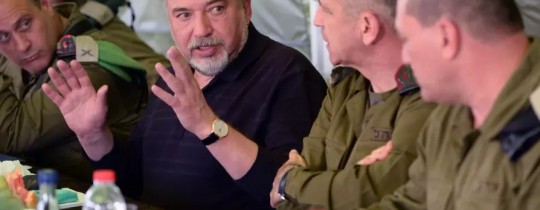 ليبرمان مع ضباط جيش العدو في الجبهة الجنوبية.jpg