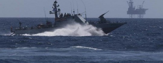 زورق حربي صهيوني يخترق مياه لبنان 