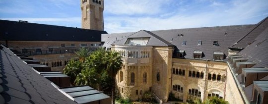يُهدد القرار الأمريكي استمرار عمل مستشفى الأوغستا فكتوريا في القدس