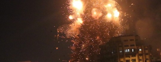 لحظة استهداف مقر قناة الاقصة بمدينة غزة- وكالات