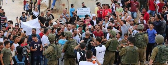 Dmfv6FNX0AI1OkI.jوشهد المكان تواجدًا مكثفًا لشرطة الاحتلال التي حاولت منع المظاهرة