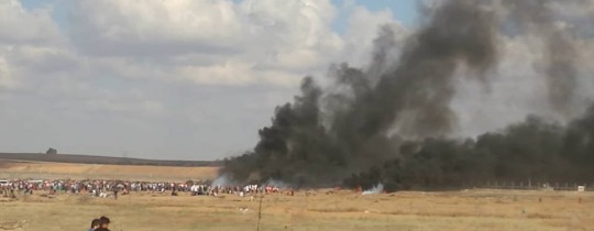 إشعال الإطارات المطاطية شمال قطاع غزة - وكالات 