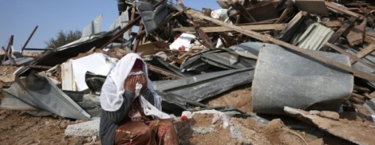 فلسطينية في أم االحيران تبكي على منزلها المهدم 