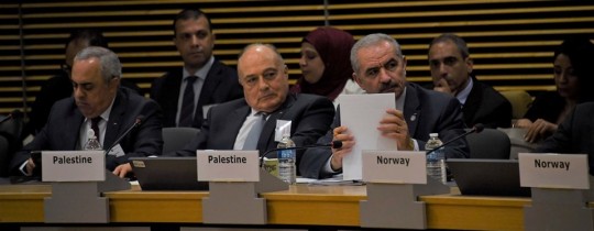 اشتية خلال المؤتمر 