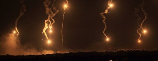ارشيفية - الاحتلال يطلق القنابل الضوئية شرق مدينة غزة