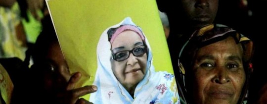 مواطنة سودانية تحمل صورة المرشحة فاطمة عبد المحمود