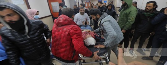 غزة - نقل شهداء ومصابين بقصف طائرات الاحتلال لمنازل المواطنين في دير البلح
