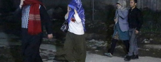 معظم حضور الحفل الموسيقي في الدار من الهنود والأتراك