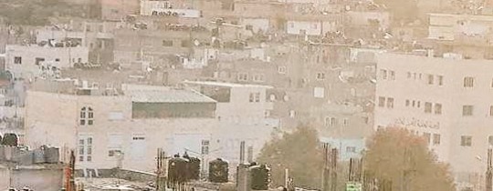 أحد قناصة الاحتلال على أحد منازل المواطنين في مخيم الدهيشة