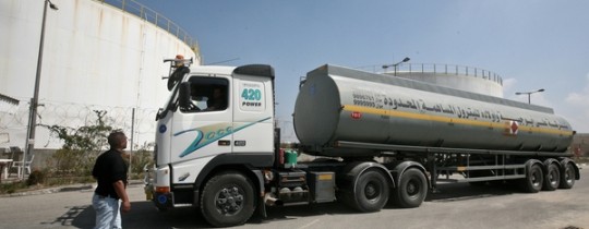 شاحنات وقود للقطاع الخاص، تمرّ عبر معبر كرم أبو سالم