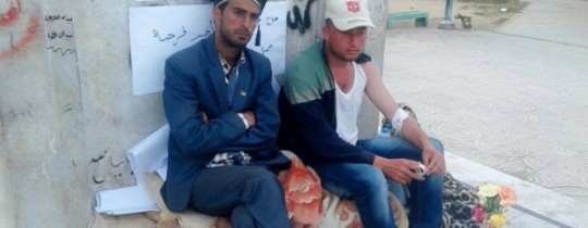 صورة أرشيفية لاثنين من الخريجين المضربين عن الطعام