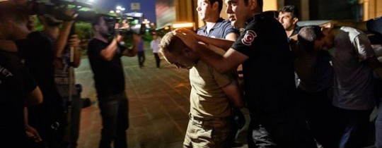 لحظة تنفيذ إحدى الاعتقالات بعد فشل محاولة الانقلاب