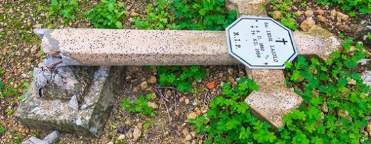 آثار التكسير داخل المقبرة