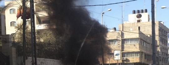 أحرق المتظاهرون الإطارات خلال الوقفة الاحتجاجية - غزة - 16 سبتمبر 2018