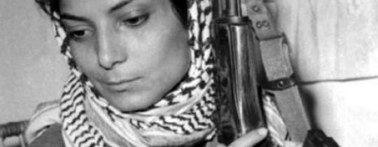 توشّحت المرأة المناضلة إلى جانب الرجل بالكوفية وصارت رمزاً للكفاح ضد الاحتلال