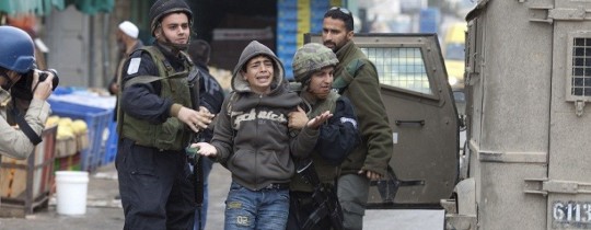 لحظة اعتقال جنود الاحتلال طفل فلسطيني- الضفة المحتلة - ارشيف