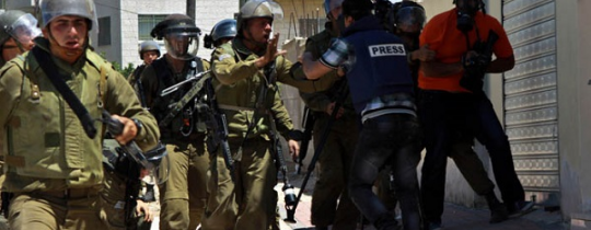 قوات الاحتلال تمعن في قمع واعتقال الصحفيين الفلسطينيين
