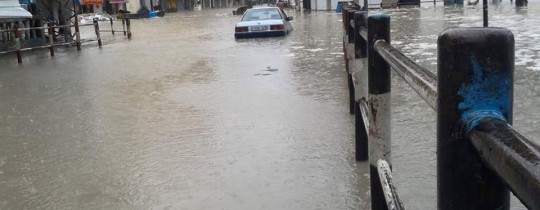 أحد شوارع بلدة جباليا وقد غرقت بمياه الأمطار