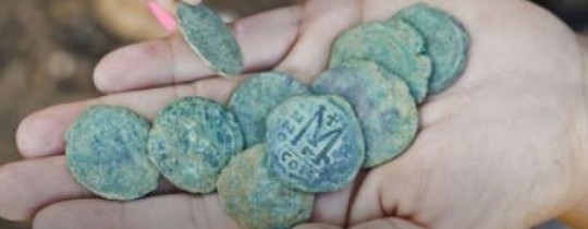 القطع النقدية التي عثر عليها