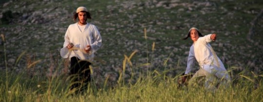 مستوطنون يرشقون منازل الفلسطينيين بالحجارة