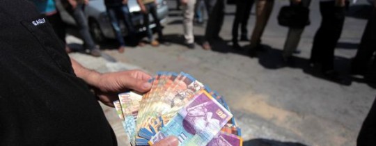 كشف عبد الجبار سالم مدير عام الرواتب في وزارة المالية برام الله، اليوم السبت، عن حل مشكلة رواتب موظفي تفريغات 2005 في قطاع غزة، وأنه تم الاتفاق على صرف رواتبهم غداً الأحد في البنوك.