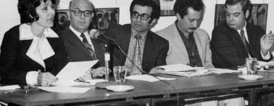 غسان كنفاني (الثاني على اليمين) مع مجموعة من الأدباء في بيروت العام 1971