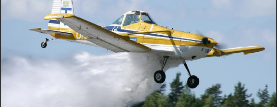 ارشيفية - طائرة لرش المبيدات على الاراضي الزراعية