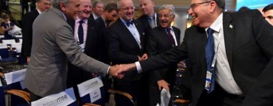 مصافحة وزير جيش الاحتلال والأمير تركي الفيصل رئيس جهاز المخابرات السعودي في مؤتمر ميونخ يوم الأحد