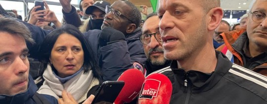 لحظة وصول المبعد صلاح الحموري إلى فرنسا 