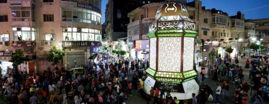 إنارة فانوس رمضان وسط رام الله