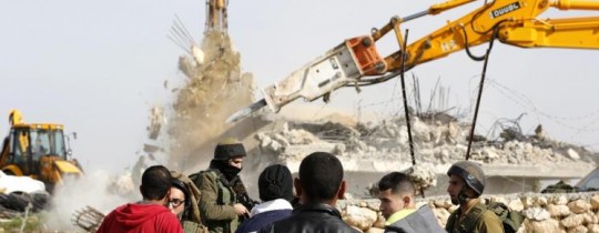 قوات الاحتلال تهدم منزلًا في النقب وتشرد 14 فلسطينيًا من سكانه - أرشيف 