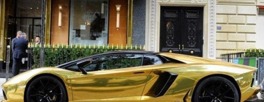 سيارة فاخرة مصنوعة من الذهب الخالص