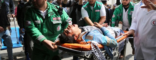 جريح خلال أحداث مسيرة العودة تنقله الطواقم الطبية لداخل أحد مشافي غزة
