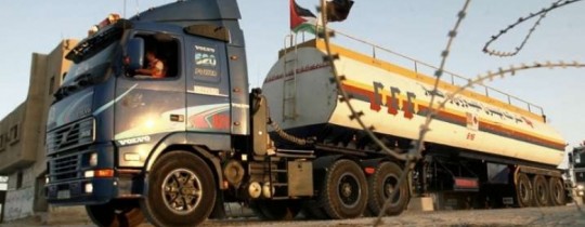 شاحنة وقود تمرّ عبر معبر كرم أبو سالم